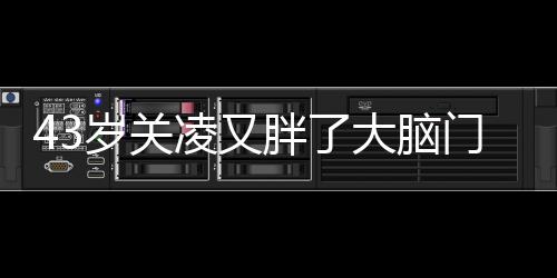 而视频里她站在墙边